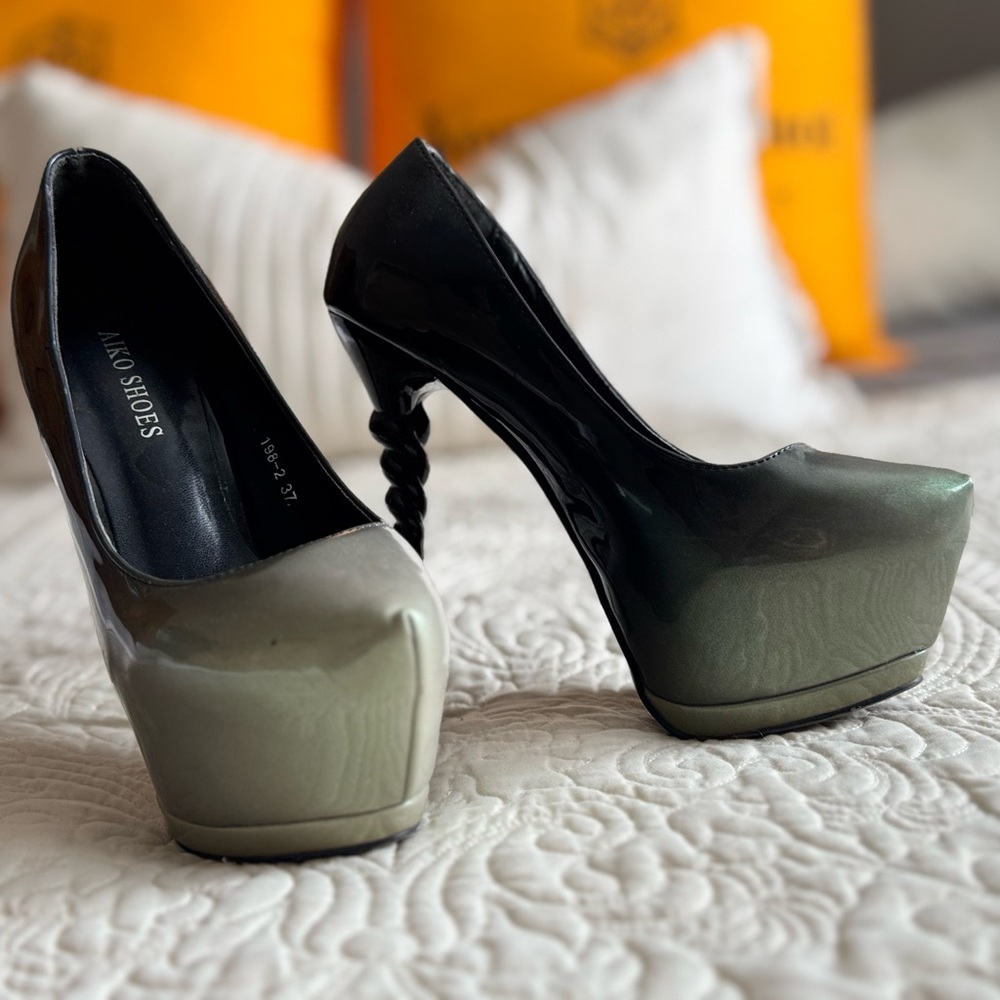 Stilettos super cute heel height in the photos with the measurements of the base